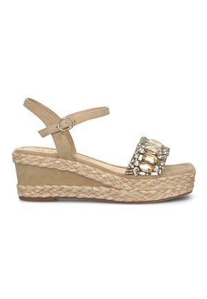 Sandalias de cuña beige con suela de yute trenzado, una tira de ante y una hebilla decorativa de strass en el dedo del pie. Incluye correa ajustable para el tobillo.
