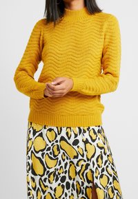 YAS Strickpullover - yellow