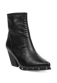 Bota de cuero negro hasta el tobillo con punta afilada, superficie texturizada y tacón cuña de madera. Con detalles de tachuelas plateadas a lo largo de la suela.