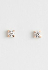 Kvadratiske studs med klare ædelstene, sat i et rosegulds design med fire klør for sikker fastgørelse.
