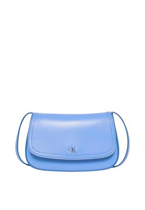 Kleine lichtblauwe leren schoudertas met klepsluiting en zilveren Calvin Klein-logo vooraan in het midden.