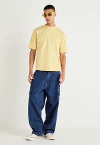 Selected Homme SLHLOOSEOSCAR O-NECK  - Paprasti marškinėliai - sahara sun