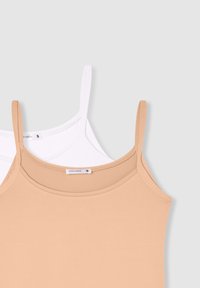 Un paio di top senza maniche in beige e bianco. Tessuto morbido, scollature rotonde e spalline sottili. Etichetta visibile sul top bianco.