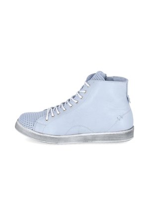 Baskets montantes bleu clair avec embout perforé, lacets blancs et semelle en caoutchouc rayée, vues de profil sur fond blanc.