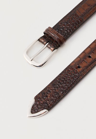 Ceinture en cuir marron texturé avec boucle rectangulaire argentée et embout métallique sur fond clair.