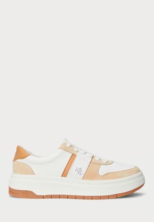 Niski biały skórzany sneaker z beżowymi zamszowymi akcentami, białymi sznurowadłami i jasnobrązową gumową podeszwą z wytłoczonym logo po boku i na pięcie.