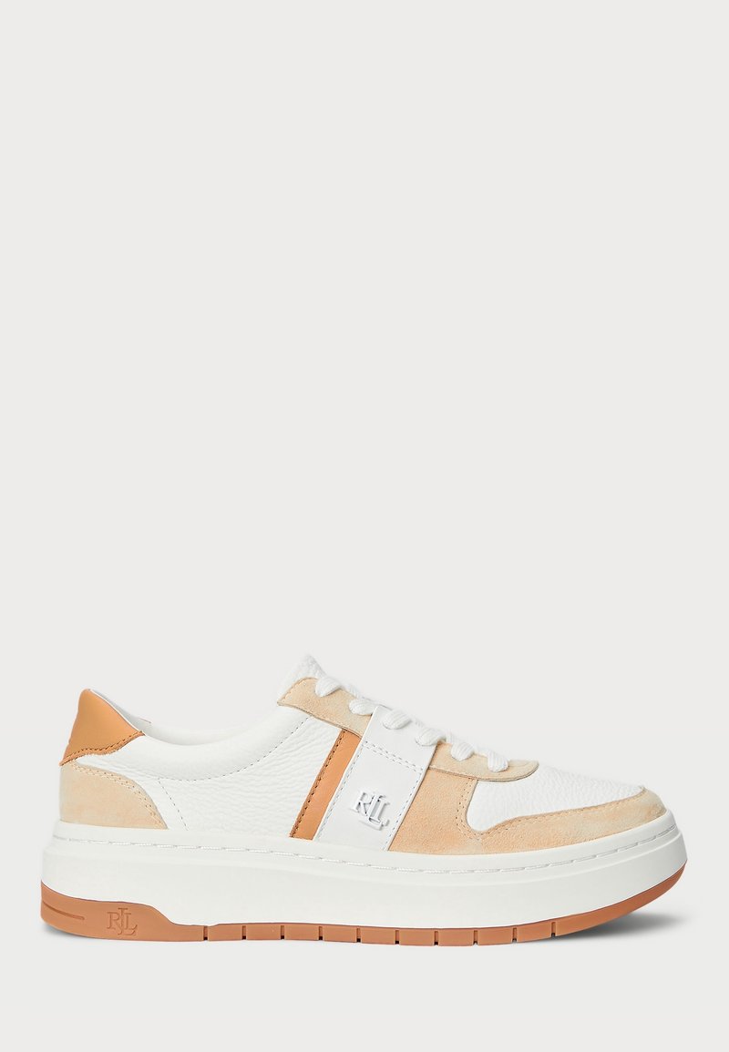 Baskets basses blanches en cuir avec accents en daim beige, lacets blancs et une semelle en caoutchouc beige avec un logo embossé sur le côté et au talon.