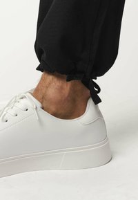 MELA RAJESH - Cargobroek - schwarz