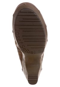 Ruskea teksturoitu kumipohja, jossa vaakasuoria ja pystysuoria uria, merkintä "Josef Seibel" ja koko 38. Pyöreä muoto hieman korotetulla kannalla.