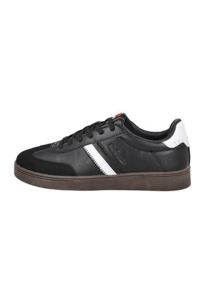Zapatilla deportiva baja negra con raya blanca y detalle en el talón, suela marrón y cordones negros, vista lateral sobre fondo blanco.