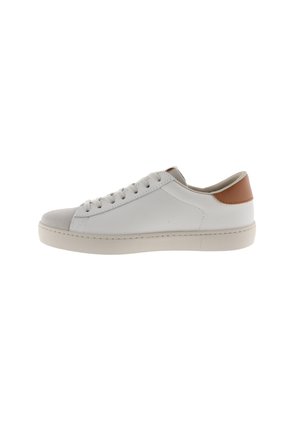 Zapatilla blanca de cuero con puntera de ante gris y detalle del talón en marrón claro. Diseño de cordones y suela de goma texturizada. Acabado liso.