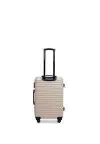 Beiger Hartschalenkoffer mit vier schwarzen Rädern und einem vollständig ausgezogenen schwarzen Teleskopgriff, stehend auf weißem Hintergrund.