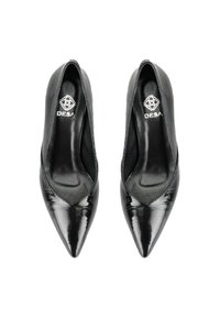 Chaussures à talons hauts en cuir verni noir avec un bout pointu, présentant une texture crocodile et une semelle intérieure rembourrée. Logo visible à l'intérieur.