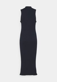 Robe midi noire sans manches en maille côtelée avec col montant, silhouette ajustée et ourlet droit.