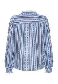 Blouse rayée en bleu clair, gris et blanc. Manches longues bouffantes avec poignets élastiques. Présente des motifs géométriques complexes dans le dos.