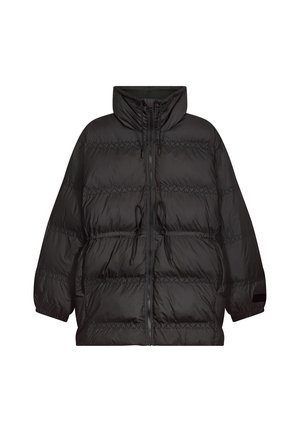 Zwarte pufferjack met een hoge kraag, elastische manchetten en een trekkoord in de taille. Voorzien van een gequiltde structuur en een ritssluiting aan de voorkant.