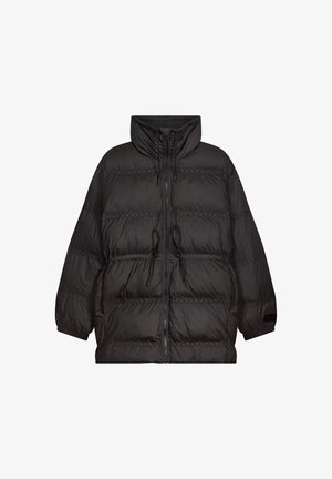 Zwarte pufferjack met een hoge kraag, elastische manchetten en een trekkoord in de taille. Voorzien van een gequiltde structuur en een ritssluiting aan de voorkant.