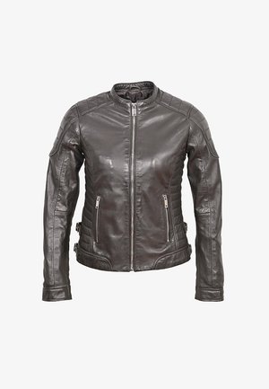 Veste en cuir marron foncé avec fermeture éclair sur le devant, accents matelassés aux épaules, deux poches zippées et détails de boucle sur les côtés. Texture lisse.