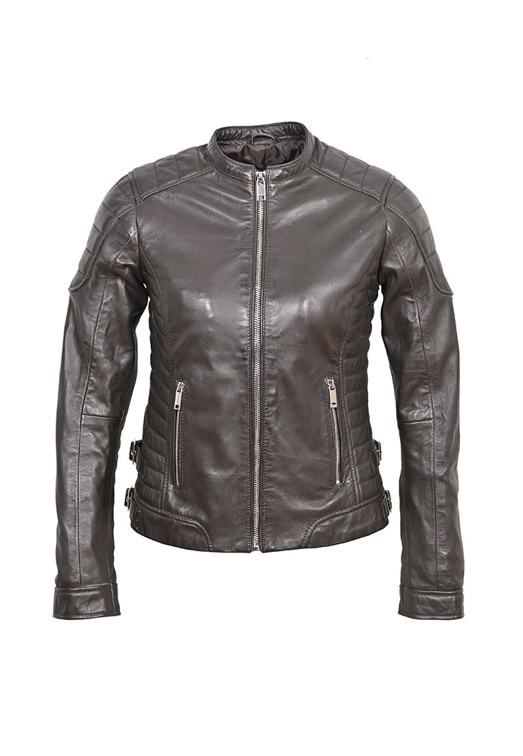 Giubbotto di pelle marrone scuro con zip frontale, dettagli trapuntati sulle spalle, due tasche con zip e dettagli con fibbie laterali. Texture liscia.