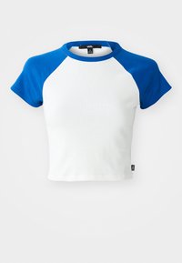 T-shirt cropped a maniche corte con corpo bianco e maniche raglan blu. Realizzato in cotone, presenta un collo a giro e orlo cucito.