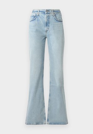 Jeans en denim bleu clair évasés avec taille haute, dotés de poches avant, d'une fermeture à bouton et d'une texture légèrement usée.