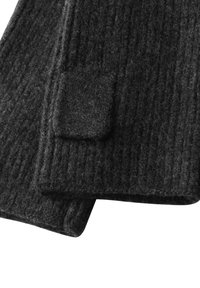 Mörkgrå ribbad ylleschal med en mjuk textur och en lapplistdetalj, designad för värme och mångsidighet i kallt väder.