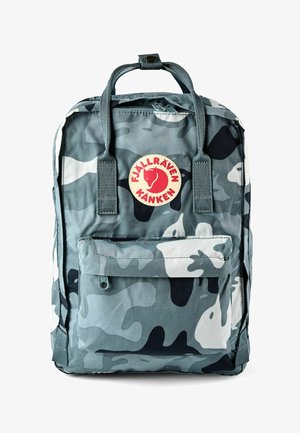 Grijs-witte camouflage Fjällräven Kånken rugzak met handgrepen aan de bovenkant, een voorvak met rits en een ronde rode logopatch.