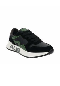 Zapatilla negra y verde con un upper de ante y sintético, que cuenta con una suela acolchada, puntera redonda y un destacado detalle de logo blanco.