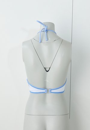 Top bikini blu e bianco con spalline regolabili, chiusura a gancio sul retro e design a forma di V con un tessuto testurizzato.