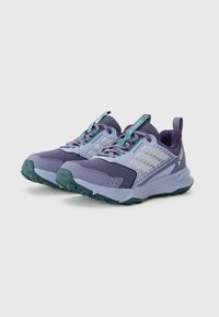 Baskets de trail de couleur violette avec une tige en mesh, des détails texturés, des accents turquoise et une semelle robuste pour une bonne traction.