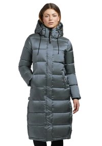 Abrigo acolchado largo en una tela gris brillante, con capucha, cierre de cremallera y cordones elásticos, con bolsillos laterales y un diseño hasta la rodilla.