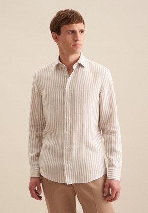 Camicia a maniche lunghe a righe beige e bianche realizzata in tessuto leggero, con chiusura a bottoni e maniche con polsini.