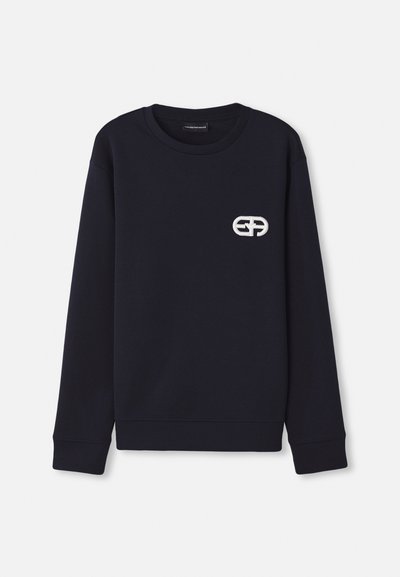 Marinsko modra dukserica iz mešanice bombaža, z okroglo ovratnikom, rebrastimi manšeti in robom, z belim veznim logotipom na prsih.