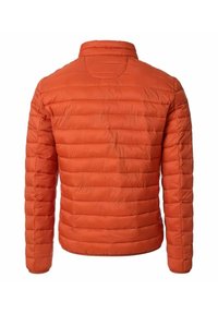 Gestepptes orangenes Jacket mit einem gepolsterten Design, ausgestattet mit einem Stehkragen und langen Ärmeln. Glatte Oberfläche ohne sichtbare Akzente oder Muster.