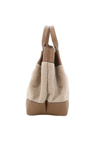 Sac à main en shearling beige avec des accents en cuir marron, double poignées supérieures, texture douce et une forme spacieuse légèrement arrondie.