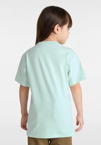 Mintgrünes Baumwoll-T-Shirt mit kurzen Ärmeln und Rundhalsausschnitt, mit geradem Schnitt und glatter, weicher Textur.