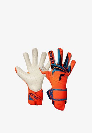 Par de guantes de portero Reusch naranja y azul con palmas blancas texturizadas y correas ajustables en la muñeca.