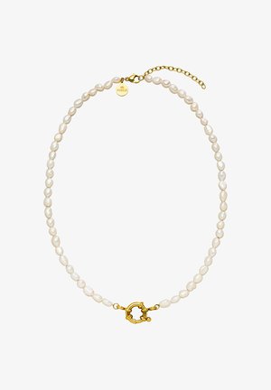 Parelketting met ongelijkvormige witte parels en een vergulde sluiting. Inclusief een vergulde kettingverlenger en een klein logotag.