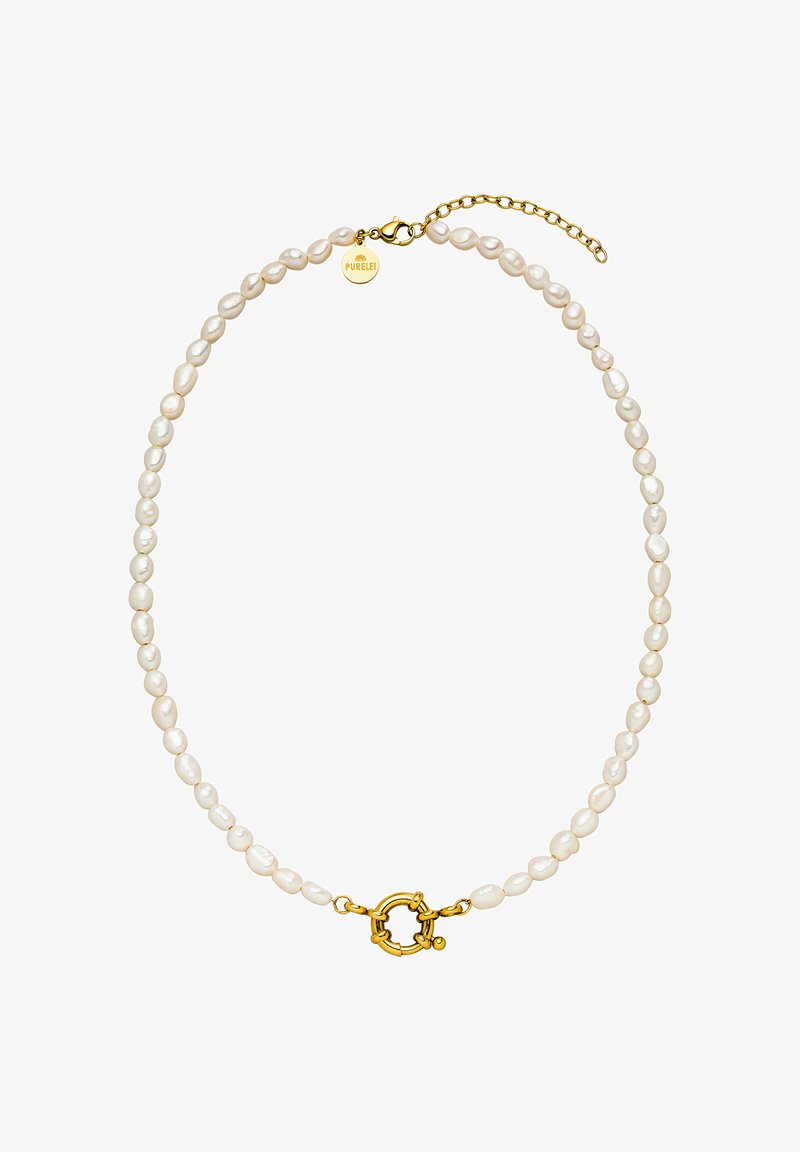 Perlenkette mit unregelmäßig geformten weißen Perlen und einem vergoldeten Verschluss. Enthält eine vergoldete Kettenverlängerung und ein kleines Logotäfelchen.
