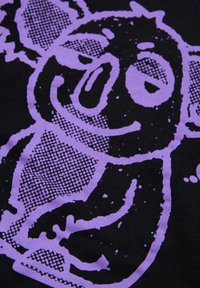 Tessuto nero con un grafico viola di un koala in stile cartone animato, dal design semplice, texture a punti e un'espressione sorridente.