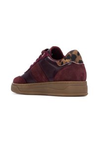 Zapatillas burdeos de materiales de ante y cuero, con un acento de estampado de leopardo en el talón y una suela de goma marrón.