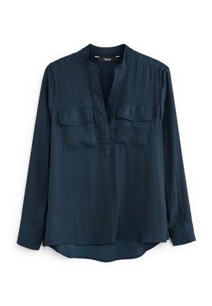 Dunkelblaue Bluse mit langen Ärmeln, Mandarin-Kragen, zwei Brustklappentaschen und einer teilweisen vorderen Knopfleiste, aus leichtem Stoff.