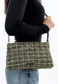 Borsa a tracolla in tweed verde con forma rettangolare, tessuto strutturato, motivo a quadretti sottile, tracolla a catena e placchetta con il logo del marchio.