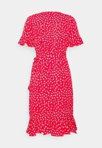 Robe fleurie rouge avec des manches courtes à volants, taille ajustée et ourlet froncé. Motif floral blanc sur l'ensemble en tissu léger.