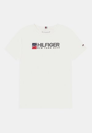 Weißes Kurzarm-T-Shirt mit dem "Tommy Hilfiger New York City"-Logo in Schwarz, Rot und Marineblau auf der Brust und einer kleinen Flagge am Ärmel.