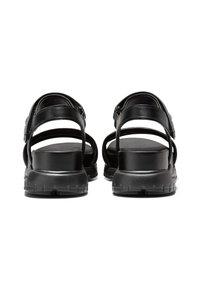 Černé sandály s tlustou podešví, nastavitelnými popruhy a polstrovanou stélkou. Mají hladký kožený povrch a minimální kovové detaily.