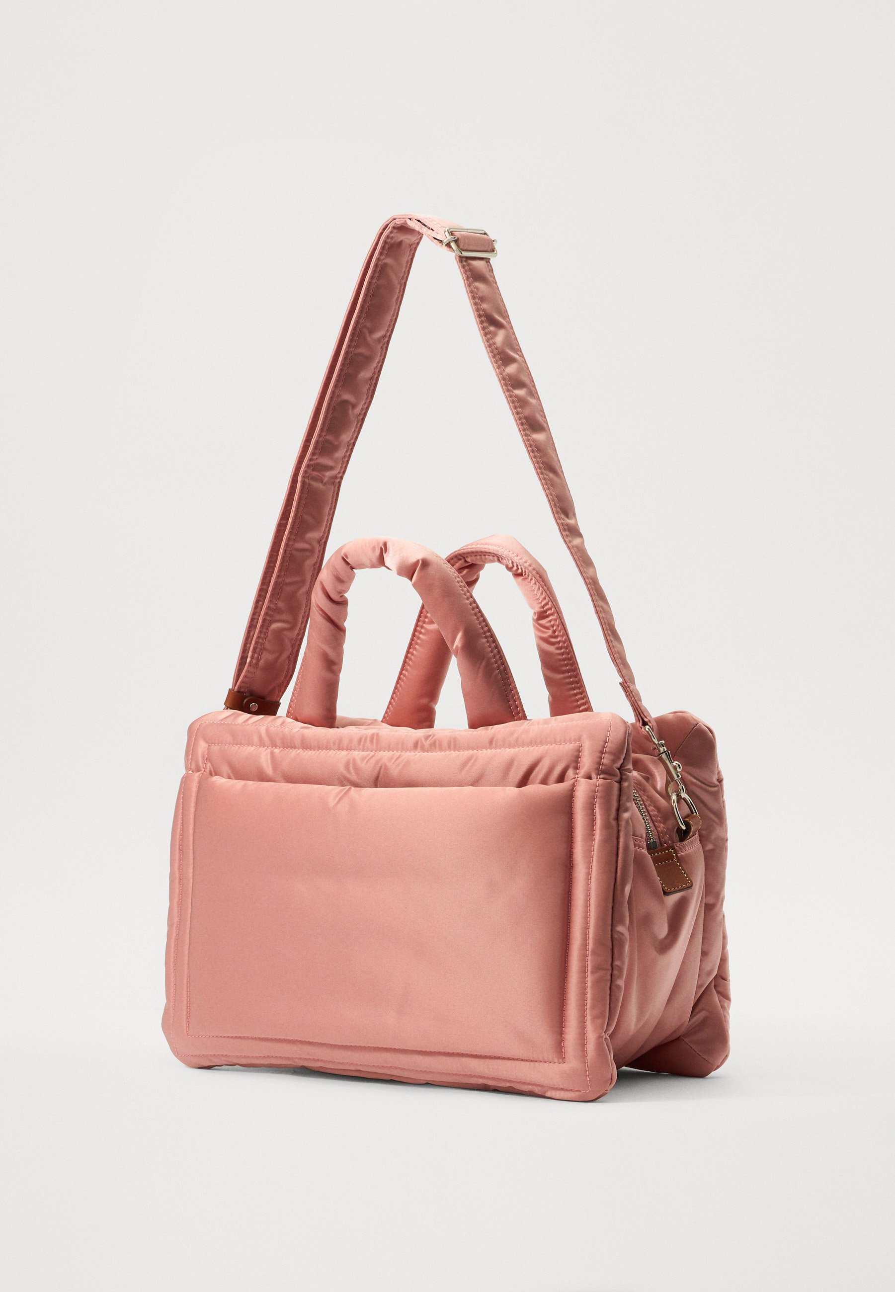 Vivienne Westwood｜ (MARGARET M MEDIUM SQUARE BAG (4D020 セール】PADDED NYLON MARGARET M MEDIUM SQUARE BAG
