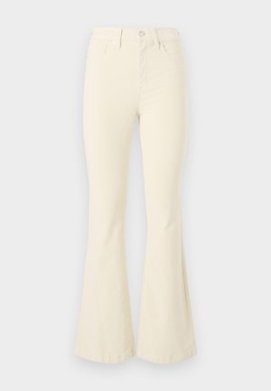Cremfarbene, ausgestellte Jeans aus Baumwolle mit hoher Taille, Knopfverschluss und klaren Linien ohne sichtbare Muster oder Akzente.