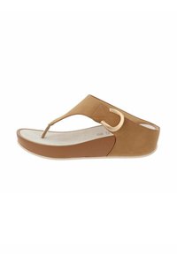 Sandali in suede marrone con design a T-strap, caratterizzati da un'importante decorazione circolare in metallo. La suola è imbottita e leggermente sollevata.