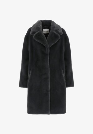 Cappotto lungo in pelliccia sintetica grigio scuro con ampio colletto a risvolto, tasche laterali e taglio dritto in uno stile minimalista.